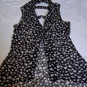 Black Floral Patterned Sleeveless Blouse with V-Neckline